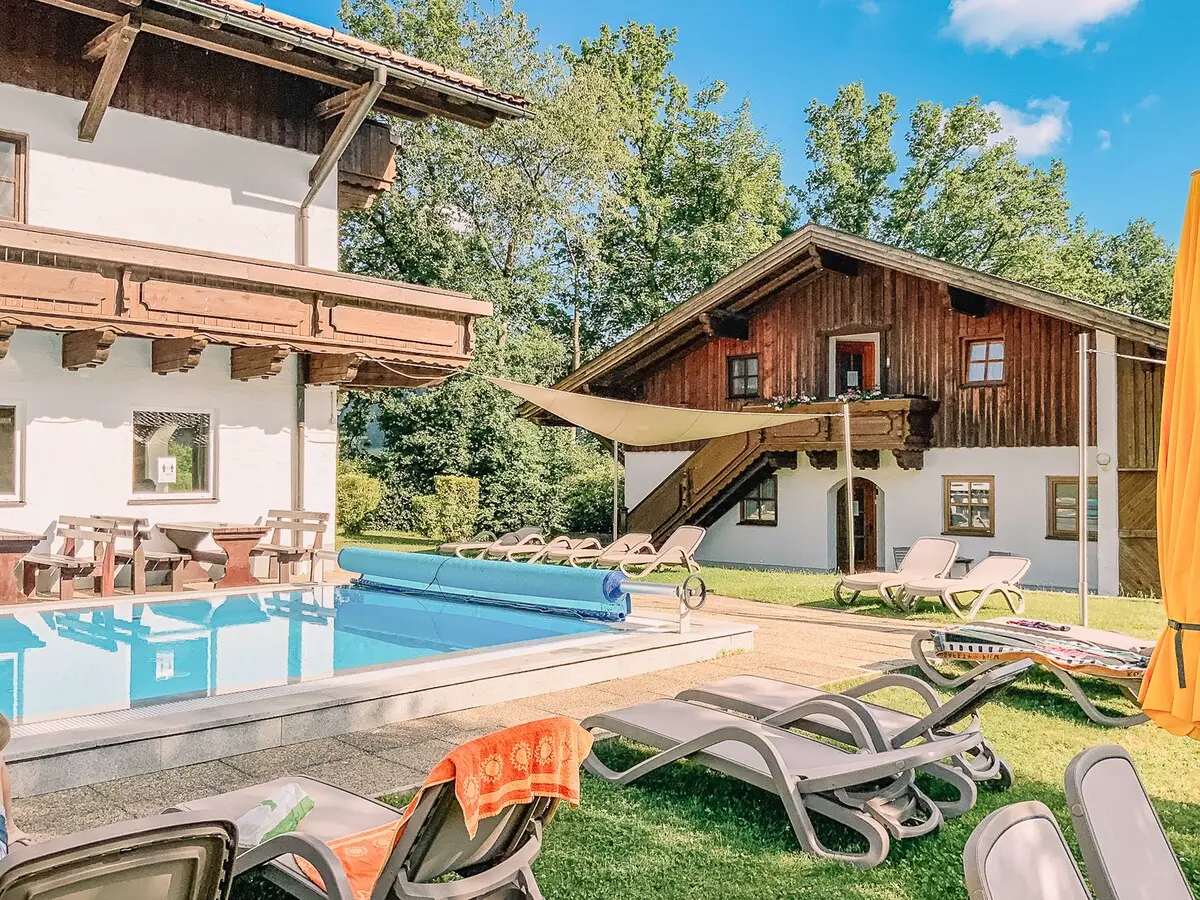 Außenpool im Sommer