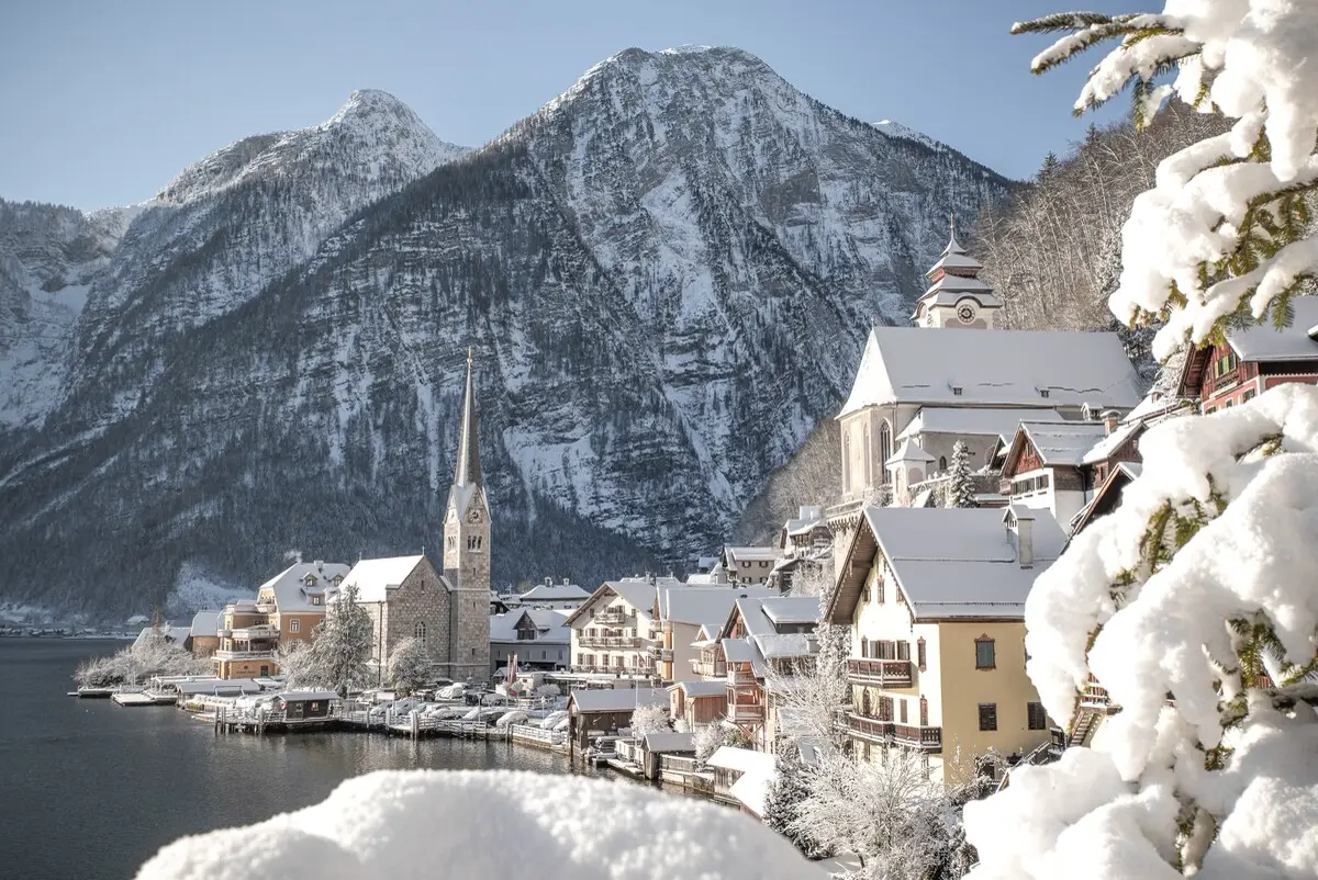 Hallstatt im Winter – verschneite Dächer am Hallstättersee