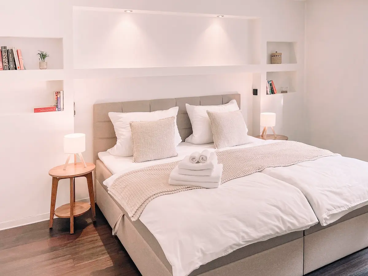 Schlafzimmer mit Boxspringbett